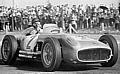 Großer Preis von Argentinien in Buenos Aires, 16. Januar 1955. Sieger Juan Manuel Fangio im Mercedes-Benz Rennwagen W 196 R Monoposto. Als einziger Spitzenfahrer stand Fangio dieses Rennen ohne Ablösung durch und gewann überlegen.